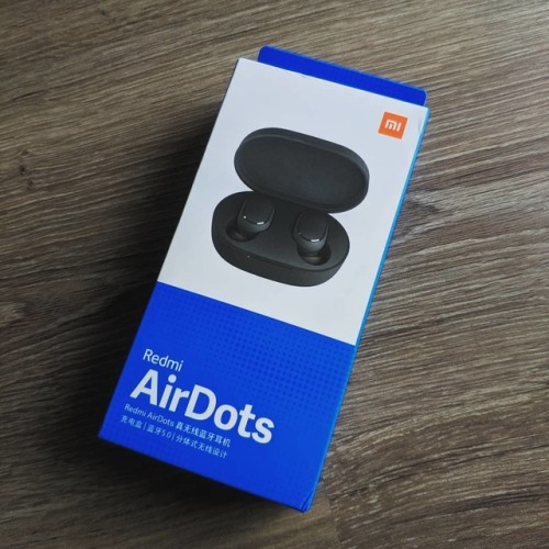 Pratiche e costano uno sputo . . . #xiaomi #airdots www.instagram.com/p/B1bLt1wIWaF/?igshid=