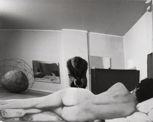 Ugo Mulas, Self-portrait reflected on the work of art made by Michelangelo Pistoletto, “Vitali