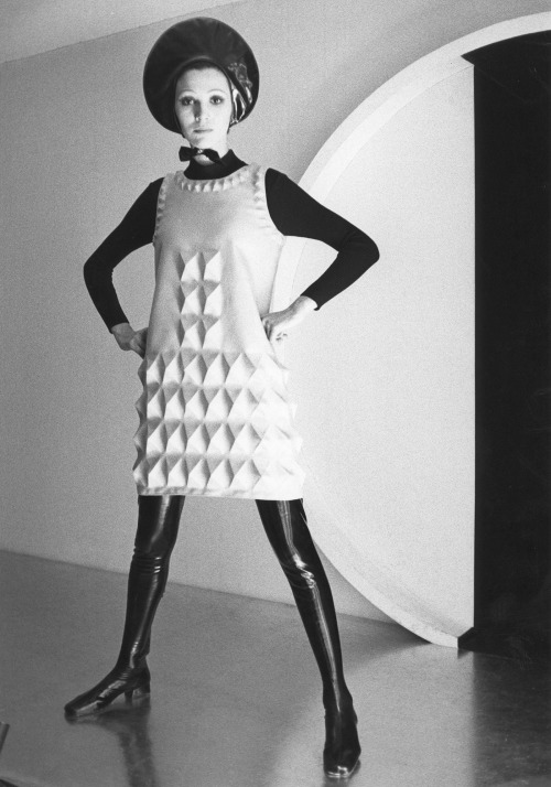 Pierre Cardin experimented with new fabrics, even releasing his own called “Cardine” in 1968. Garmen