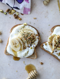 foodfuck:  vanilla ricotta banana toast with pistachios