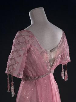 fripperiesandfobs:  Evening dress, 1910’s