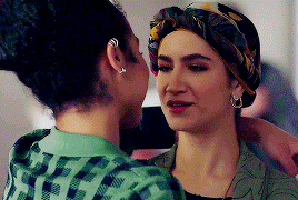 damnthosewords:The Bold Type 2x01 - Kadena Kisses