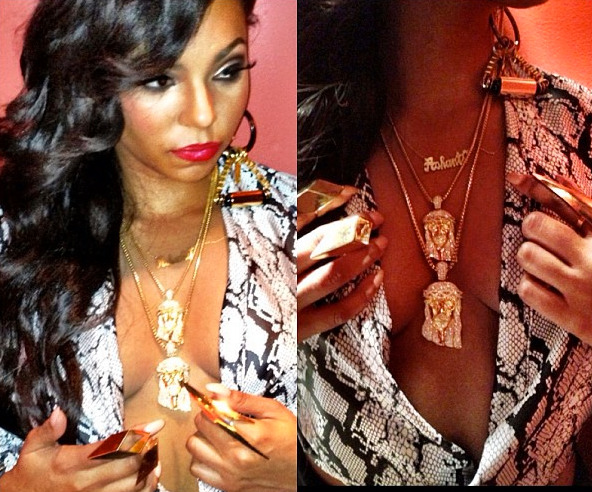 ashanti rockin 2 jesus pieces= BOSS 8)