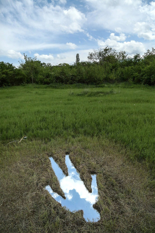 mymodernmet:Human-Shaped “Pool” Lies in a Field, Reflecting the Ever-Changing Sky