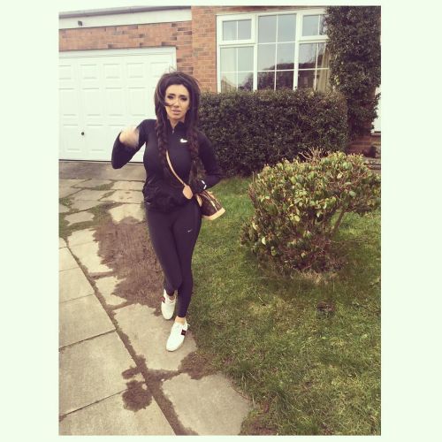 I’m so not a country girl fml …. In #ripon …. #muddy #dirty #puddles #whatsthesecowsandsheepandgreenstuff #citygirl by chloe.khan