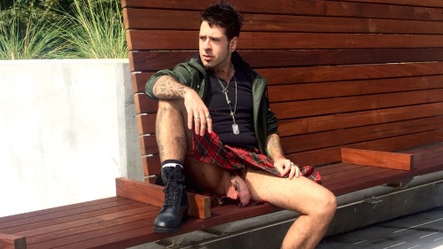 themaletaint: misterjackdarling: Gone for a walk in my kilt on a windy Seattle day woof what a sexy 