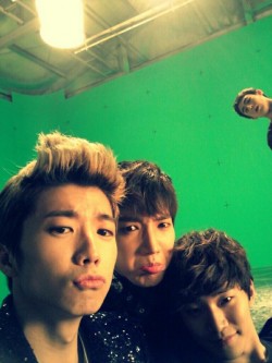 mooooosa:  Wooyoung’s twitter update 130117 ^^ Lol Nichkhun XD 