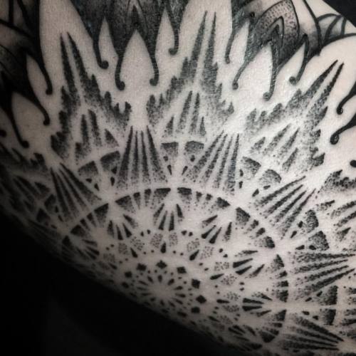 noksi33:  Close up. Sleeve in progress.. Merci @julox33 !  #noksi #dotwork #tattoo #sleevetattoo #closeup #blxckink  (à L'homme Invisible)