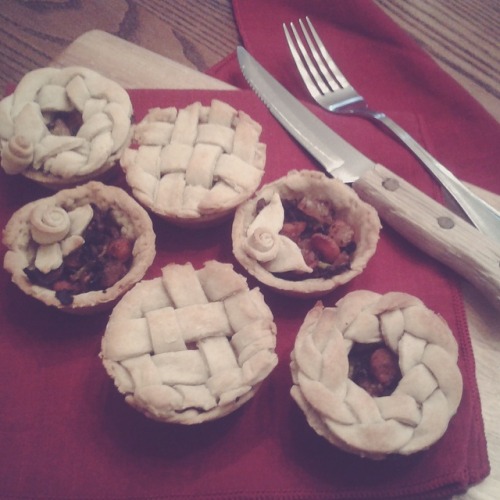 orriculum:I made lil veggie tartlets, but the filling was so good i wish i had made a full sized pie too 🍁