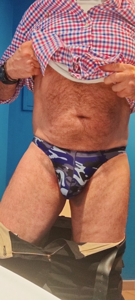 christophe55:Pissing at work  😉 blue  g string 😊