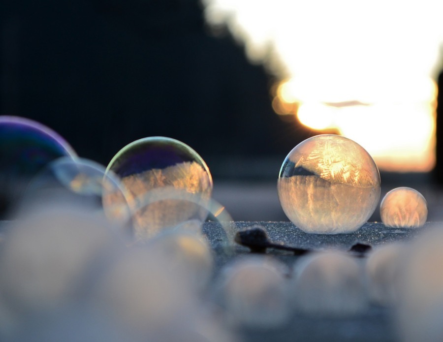 crookedindifference:  This Is What Happens When You Freeze Bubbles