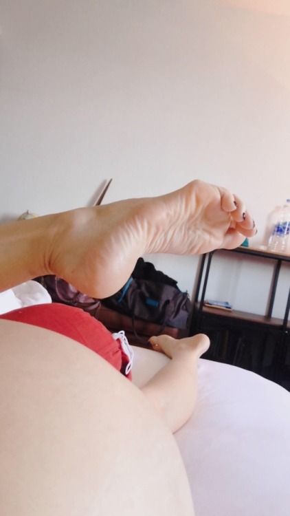 anklesdown:I just can’t get enough of her amazing toes and soles! U/fingertoes1985