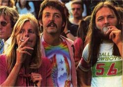 sixtiesdoitbetter:    Paul and Linda McCartney with David Gilmour (Pink Floyd) at a Zeppelin concert in 1973. (via)  Iconic