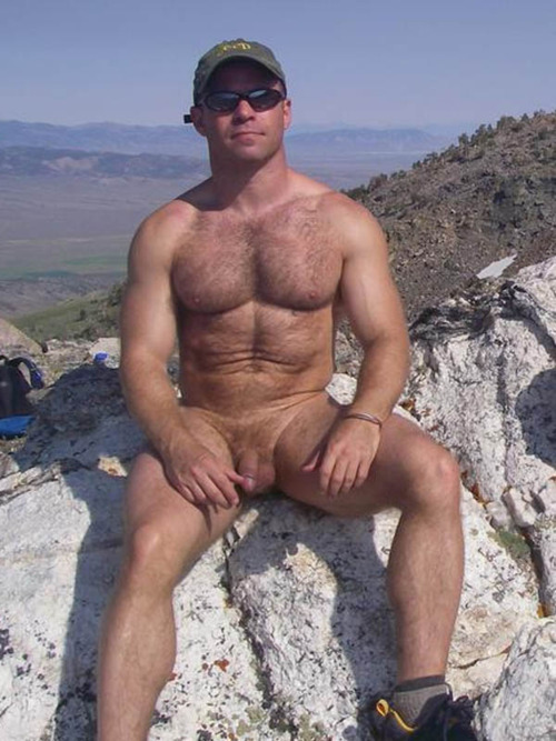nudebearbeach: Esperando meu macho vir mamar
