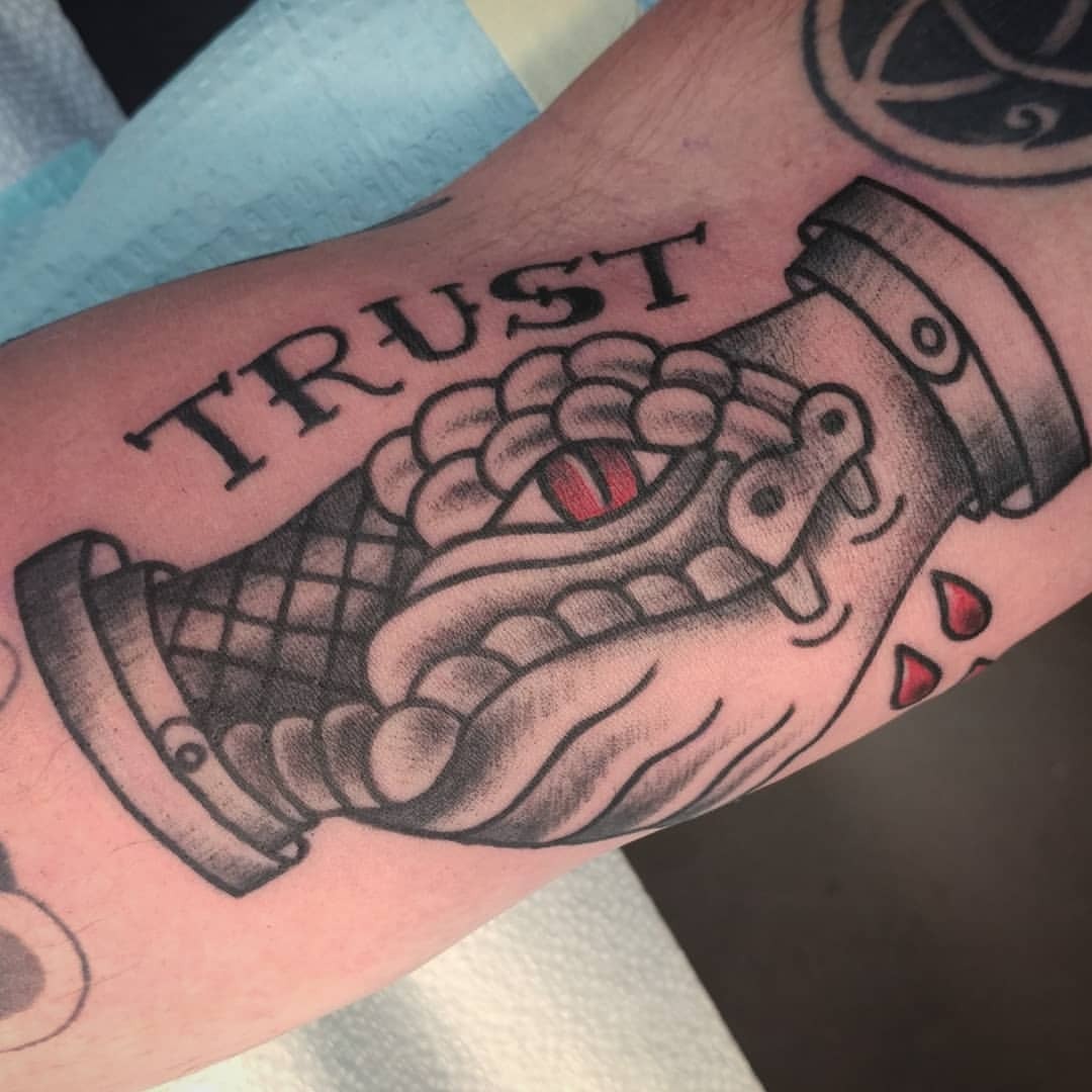 Trust no one Tattoo  Tatuagem no pescoço Tatuagem panturrilha masculina  Esboços de tatuagem