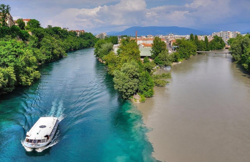 littleredteafox:  sixpenceee:  Two rivers meet in Switzerland. The blue water on