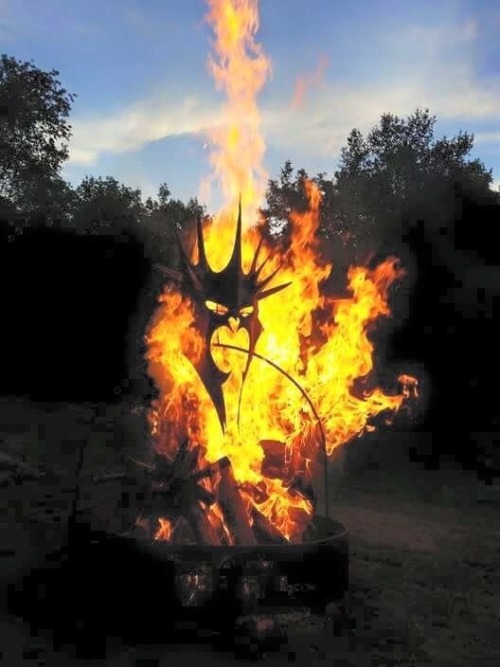 theobliviation:  I need this fire pit in my life 