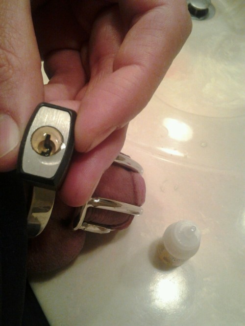 mastera6:  vbmike:  12/17/13 - Super glued my lock shut.  These situations always make me laugh…this boy is in for a fun time. 