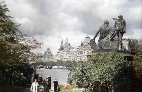 sovietpostcards:View of the Red Square and GUM (Main Department Store) in Moscow.
