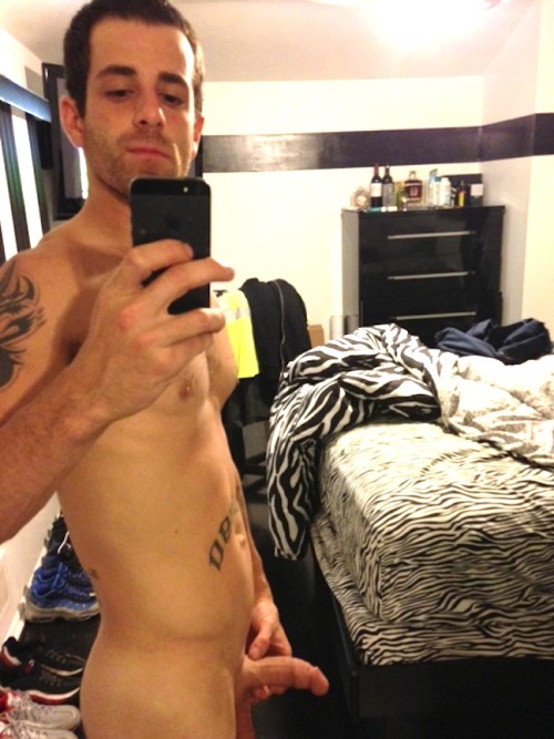 biblogdude:  exposingstr8beef:  23 straight slim hottie. Love when str8s show their ass!   Nice bro!