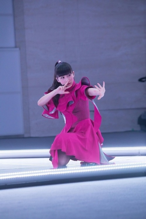 mikietsang: Perfumeが初めて「ひとり」で描いた「3人」の進化と絆。世界をつなぐdocomoとのコラボを「現場」で観た: https://rockinon.com/news/detail/169309.amp