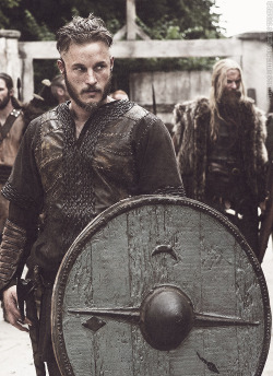 vikings-shieldmaiden:  Ragnar Lothbrok -