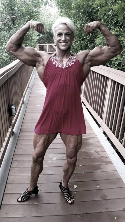 brotherray: sexyfemalemusclefan:  Kahla Bullemor  Gorgeous amazon!