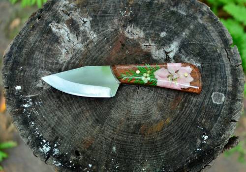 snootyfoxfashion:Botanical Handle Knives from PoconoMountainsForgeDo you guys remember that post abo