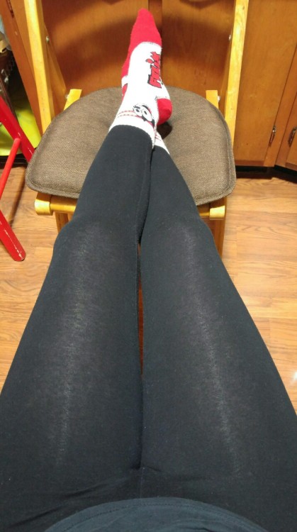 ch-ch-ch-cherrybommmb: I can’t sleep in a dress and tights. But I can sleep in leggings and so