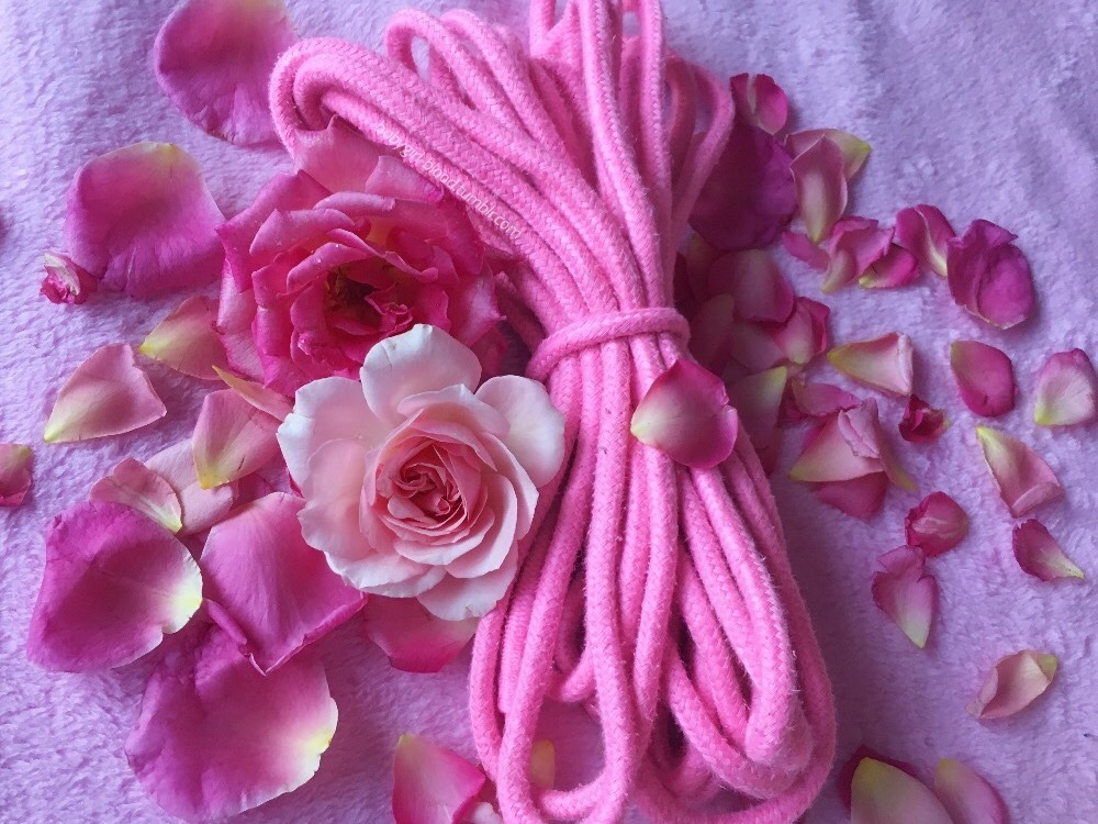 babygirl-blood:  Solo shibari x divinely scented roses 💕🌸✨