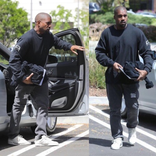 Kanye arriving at his office in Calabasas, CA #kanyewest #kimkardashianwest