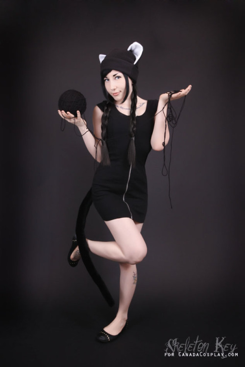 porphyriasuicide:  Fun little shoot for CanadaCosplay, with Chloe Von Creepy photography by Skeleton Key Photography and “assistant” YuffieBunny. Want a hat of your own! Use this referral key!