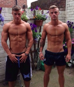 elispiritweaver:  Hot Dudes: http://elispiritweaver.tumblr.com