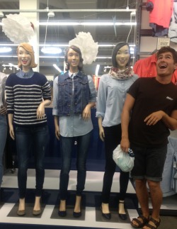 jakemalik:  shopping with the girls <3