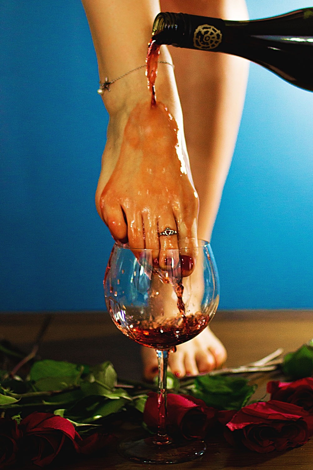 lillywine:two of my favorite things in one photo! who also likes red wine and feet