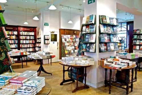 littledallilasbookshelf:Yes I’m feeling sad because I don’t live in LONDON.DAUNT BOOKS.:))