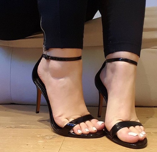 causeitsfun69: Toes for days