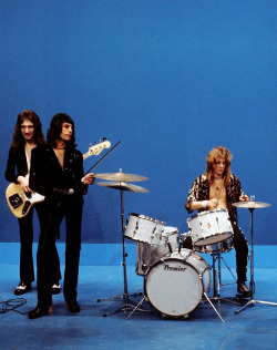 fuckyeahmercury:  Queen on Top Of The Pops, 1974.