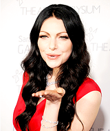 winchestersarrow:  Laura Prepon blowing kisses (for theinevitablepipex) 