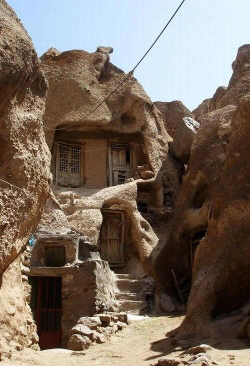 let-s-build-a-home:  700 year-old Stone Houses in Iran  la hente de la arena!