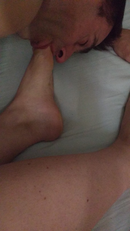 callmeslaveboy:  Impossible de trouver le sommeil… Tu as toujours la solution, ma Déesse.👅👣👶