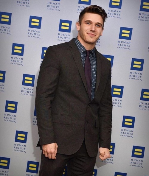 maninsuitz:  http://instagram.com/sam.cushing