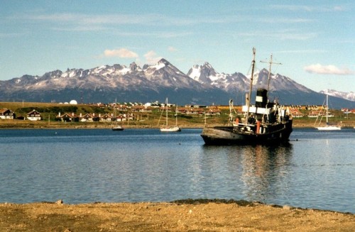 Puerto con barco de pesca y montañas más allá, Ushuaia, Provincia de Tierra del Fuego, Antártida e I