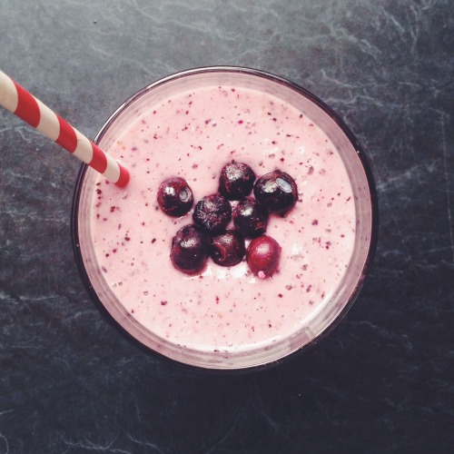 Kiwi &amp; berry smoothie. 1 Banana  1 Kiwi fruit Blue berries  Baspberrys  Chia seeds Almond milk