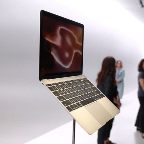 techcrunch:  Apple’s newest MacBook is clearly designed to set the stage for all Apple notebooks to come – it has a dramatically thin body, which measures only 13.1 mm deep at its thickest point, and a 12-inch display with a very small surrounding