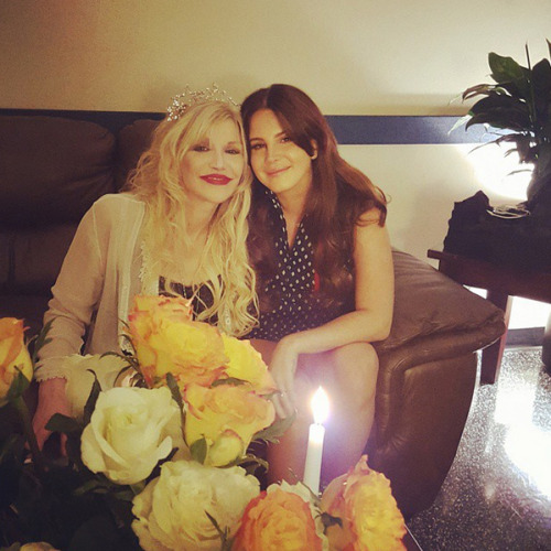 missdelrey: @courtneylove:   Endless Summer with the Queen @lanadelrey #Houston  #ThisIsUnreal 