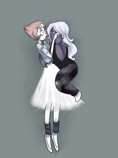 missgreeneyart:  I drew Pearl and Amethyst’s head before I remembered Amethyst is short, which is why I like the zoomed in version better.  