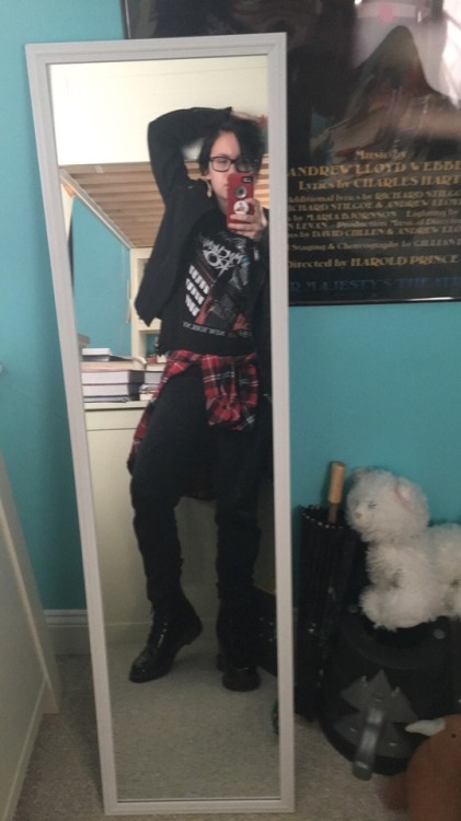 threecheersforsweetrevenge: who tf is gonna let me be their goth bf?