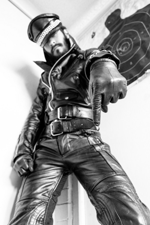 leatherarmysport: #leatherarmysport And here I am, wearing full leather.