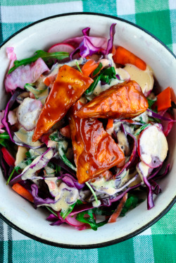 vegansandra:  Crunchy vegetable salad with creamy peanut butter-orange sauce and crispy BBQ tofu. DROOL! http://www.vegansandra.com/2014/03/crunchy-vegetable-salad-with-peanut.html